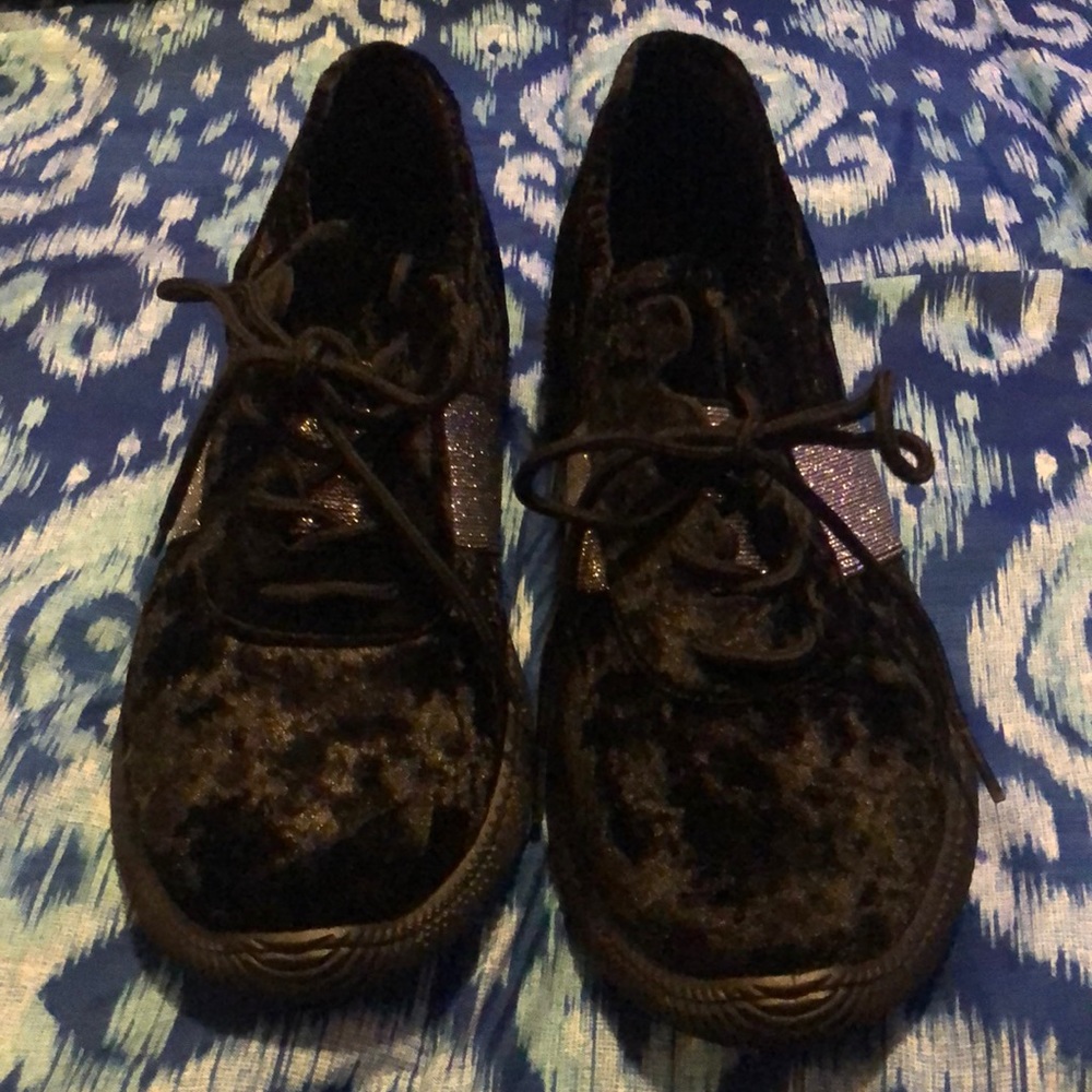 Black velvet rouge low-tops